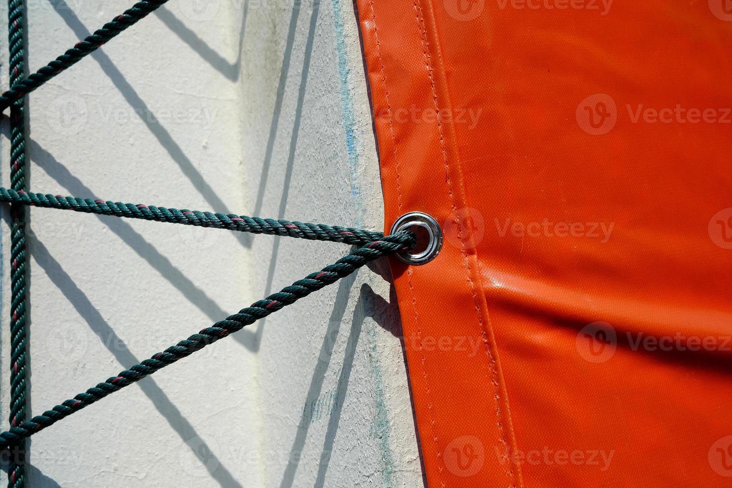 rood canvas met hangende touw en schaduw. foto