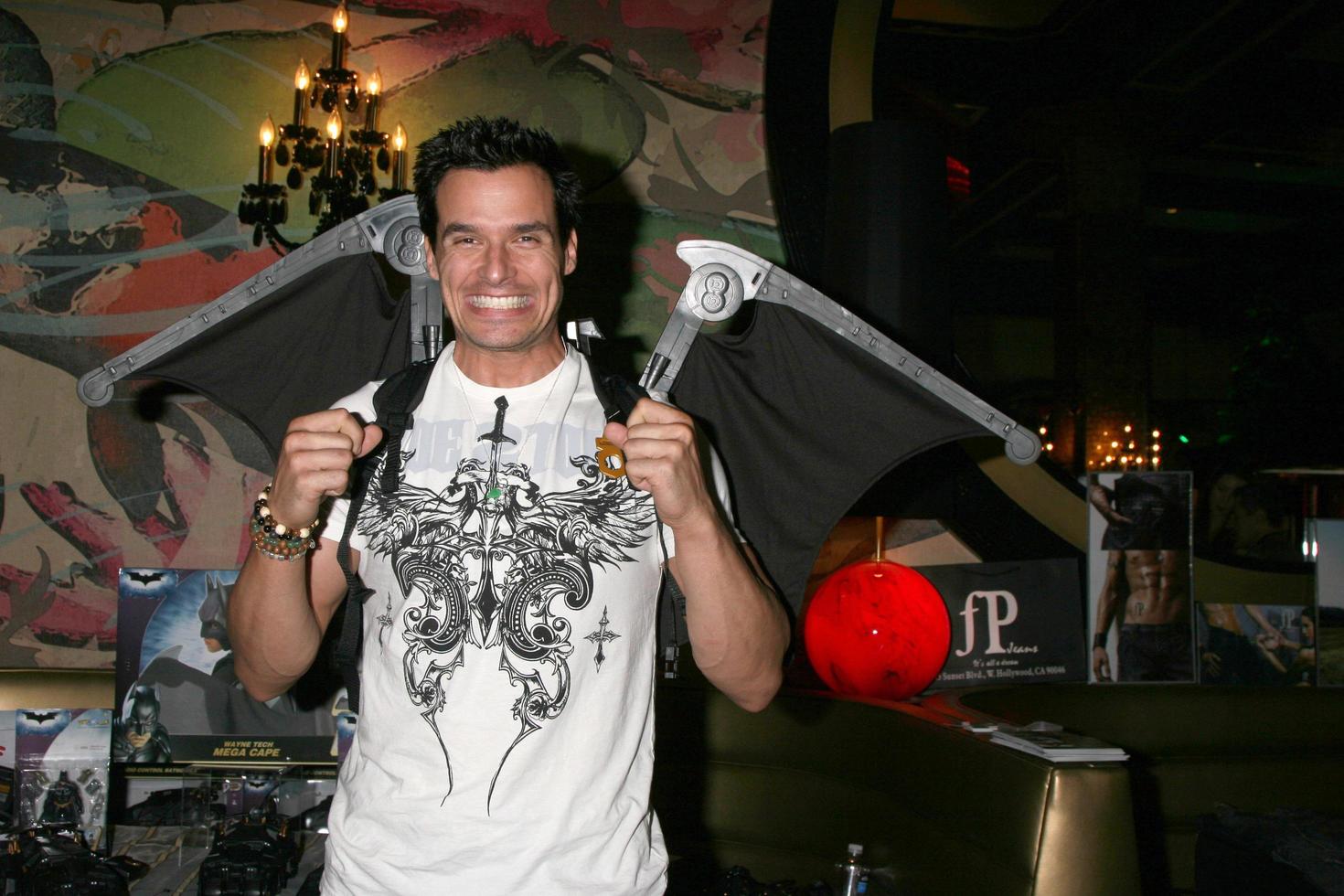 antonio sabato jr vervelend een paar- van Speel Batman Vleugels van Mattel bevorderen de donker ridder moviegbk mtv film prijzen schenken suites karmozijn opera's angeles camay 31 20082008 foto