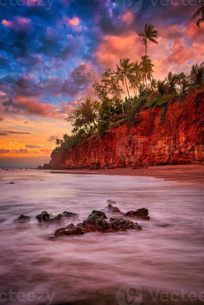 zeegezicht met klif Bij zonsondergang in Thailand. natuur en reizen concept. foto