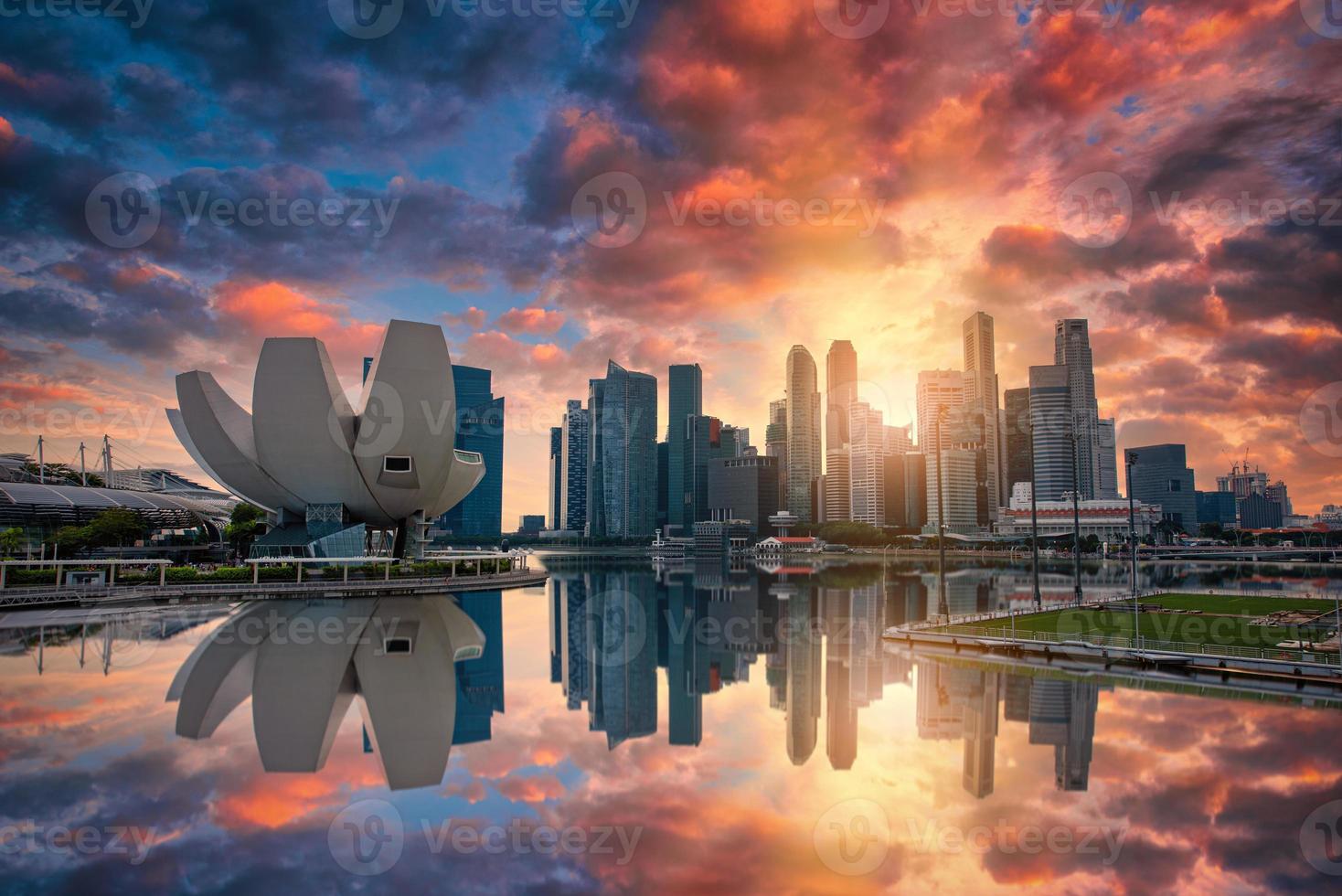 Singapore horizon en visie van wolkenkrabbers Aan jachthaven baai Bij zonsondergang. foto
