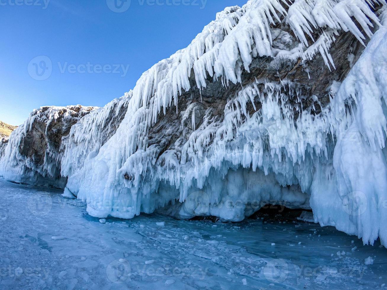 landschap van berg Bij dag met natuurlijk breken ijs in bevroren water Aan meer Baikal, Siberië, Rusland. foto