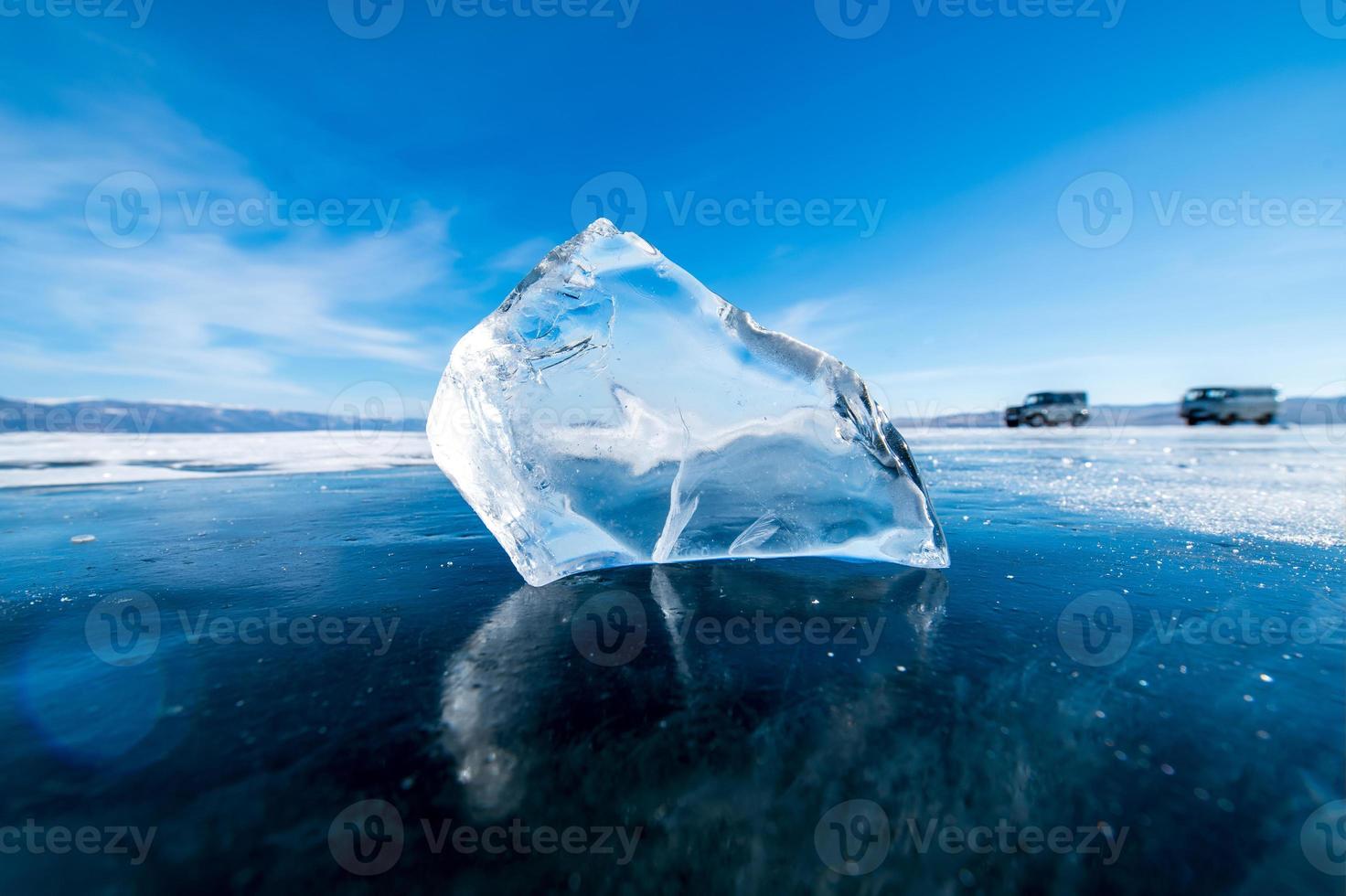 landschap van natuurlijk breken ijs in bevroren water Aan meer Baikal, Siberië, Rusland. foto