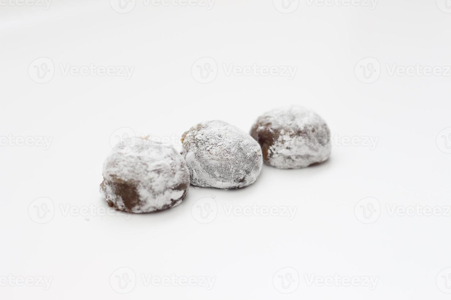 een dichtbij omhoog van chocola gearomatiseerd mochi geïsoleerd Aan wit achtergrond. foto