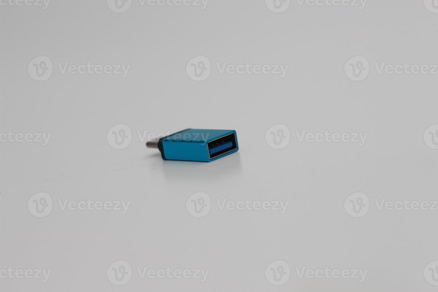 een dichtbij omhoog van USB otg of Aan de Gaan type c naar type een adapters foto