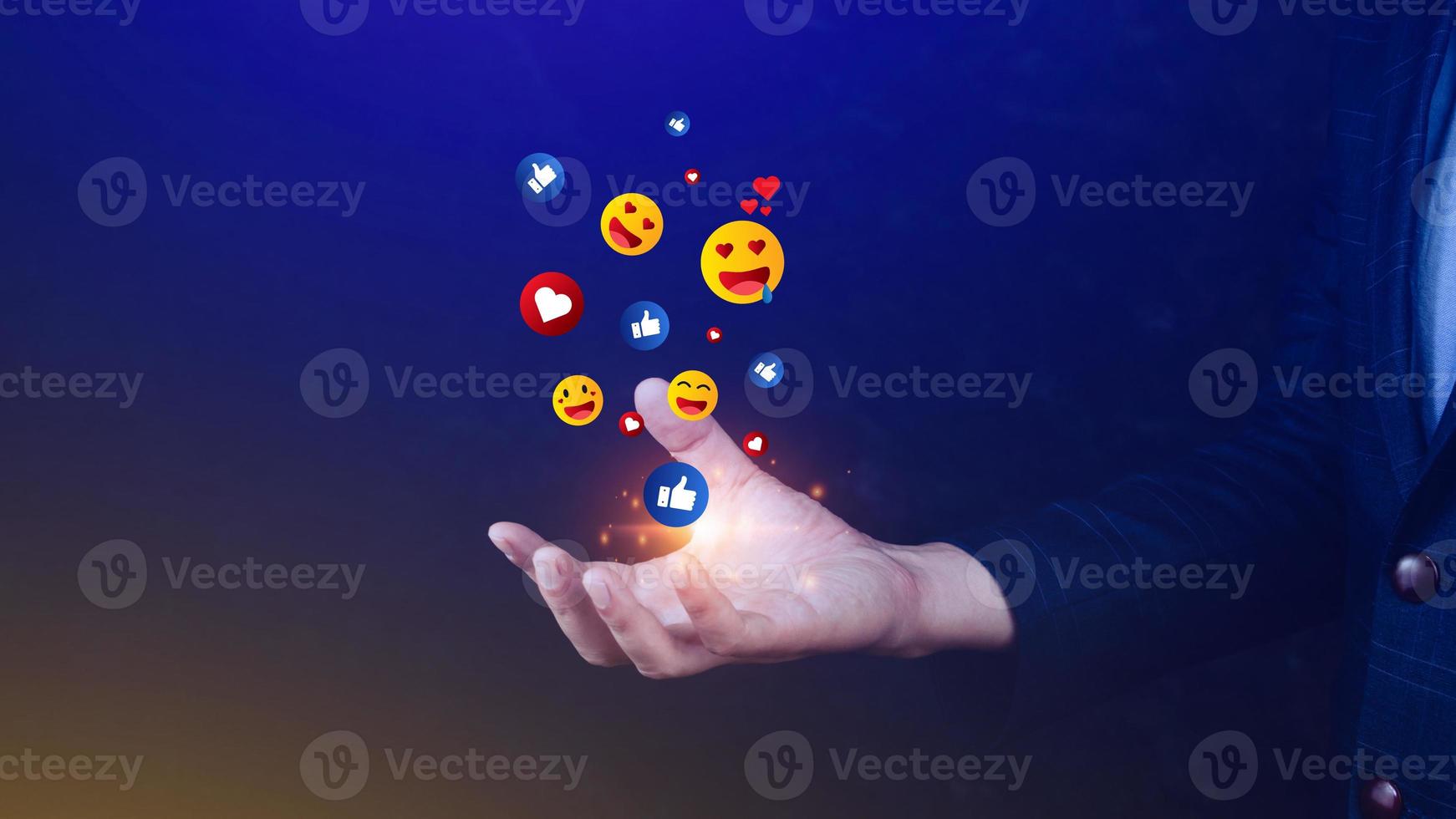 sociaal media en online digitaal concept, zakenman gebruik makend van Bezig met verzenden emoji's met sociaal media. mensen gebruik makend van en digitaal online afzet concepten foto