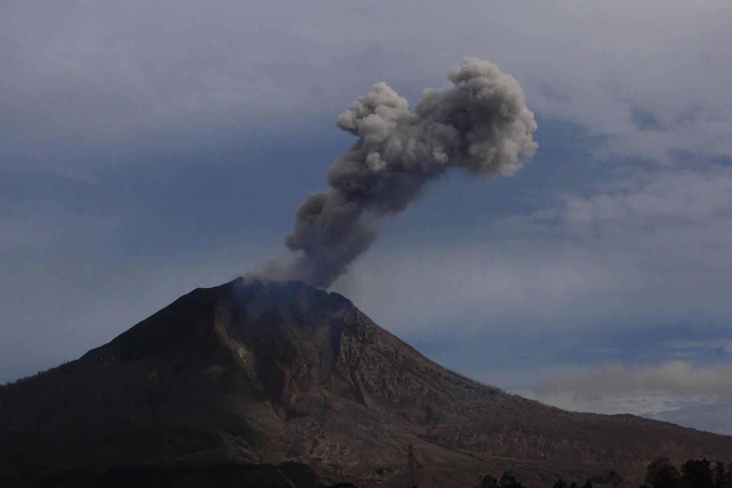 Indonesië 2014 - Sinabung-uitbarsting uit het dorp Tiga Pancur, Noord-Sumatra foto