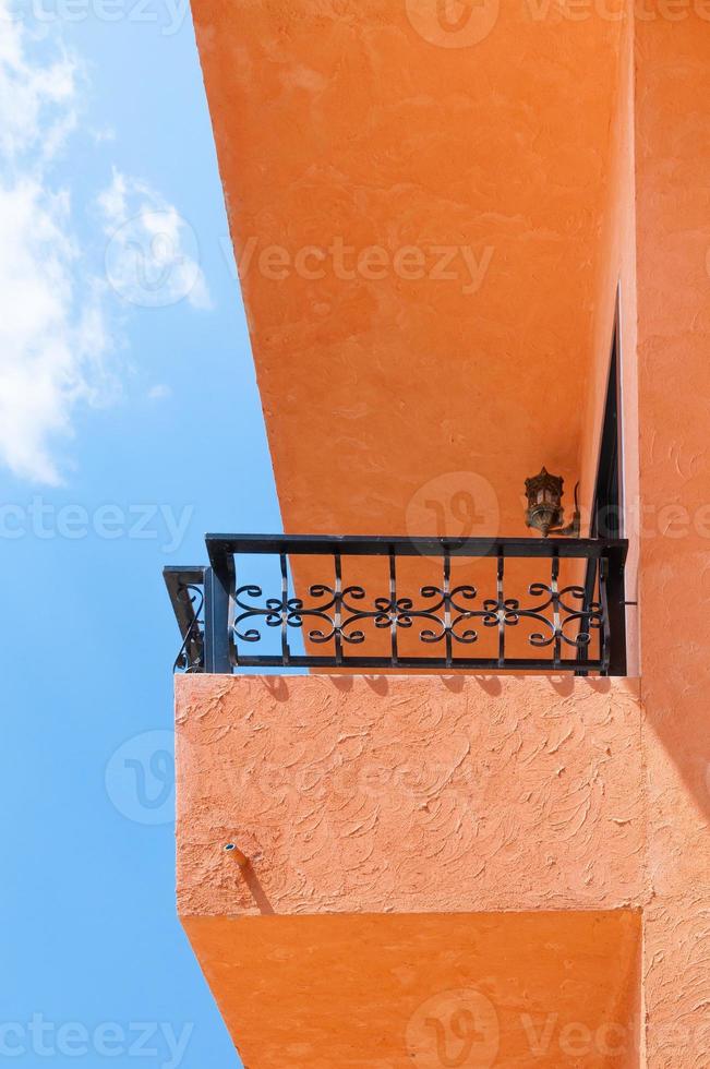 modern appartement balkon , balkons oranje van hotel Aan lucht achtergrond foto