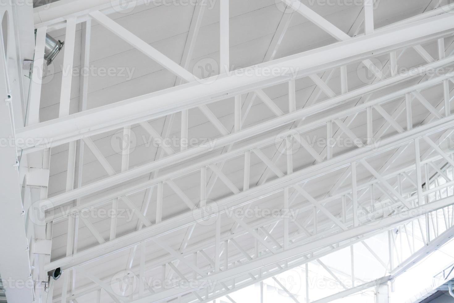 groot staal structuur truss, dak kader en metaal vel in gebouw bouw plaats foto