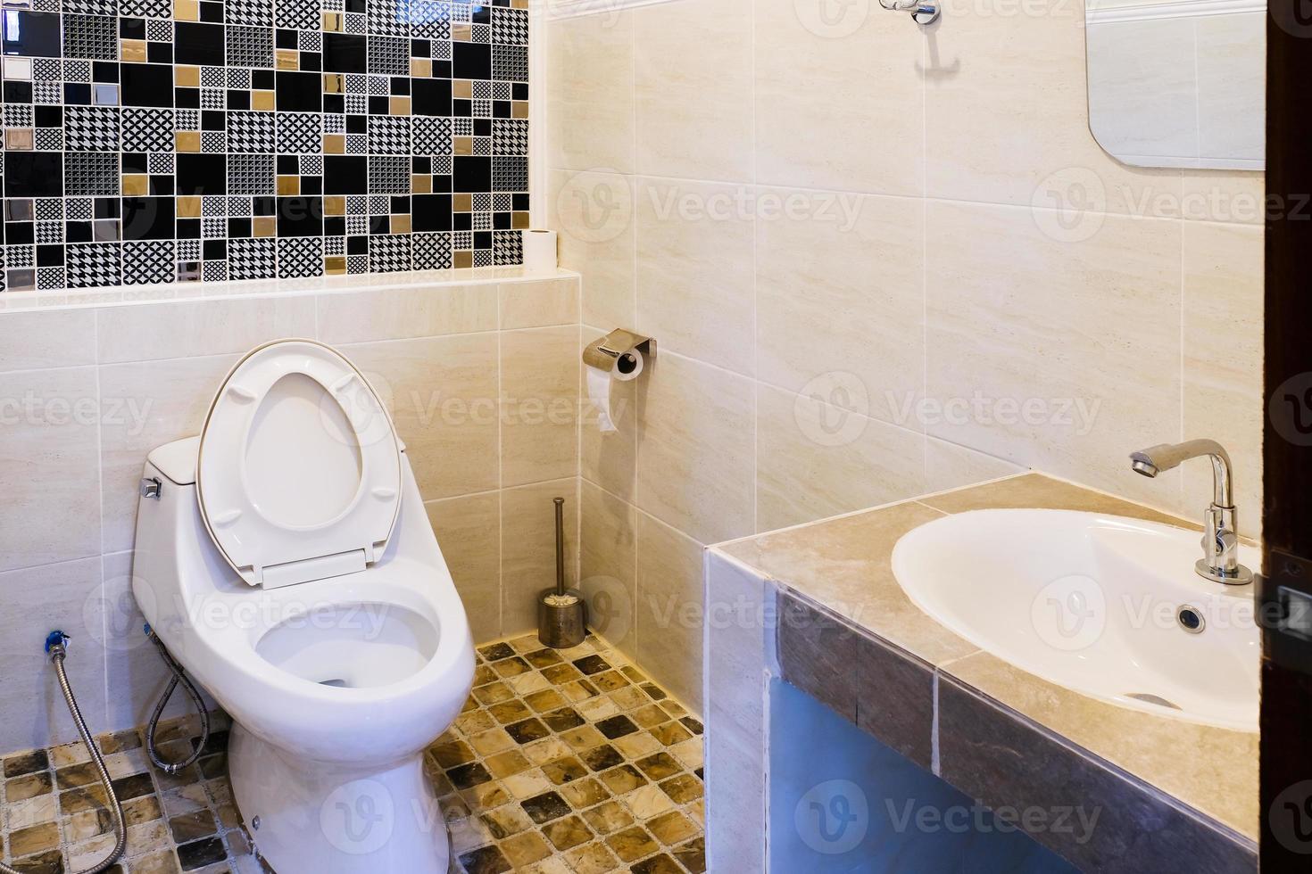 toilet kom in een modern badkamer , doorspoelen toilet schoon badkamer foto