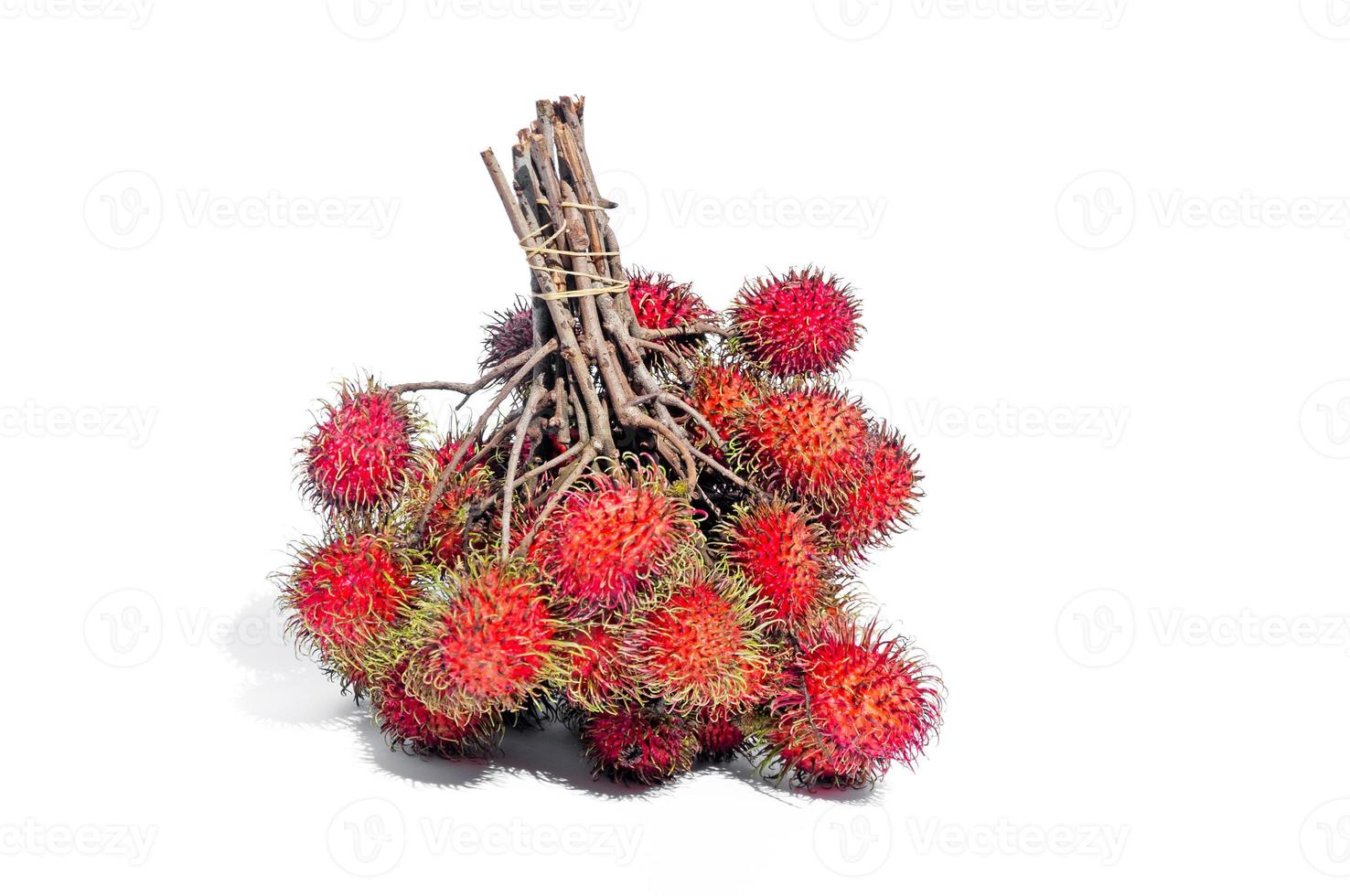 vers rood rambutans Aan geïsoleerd wit achtergrond, aziatisch fruit foto