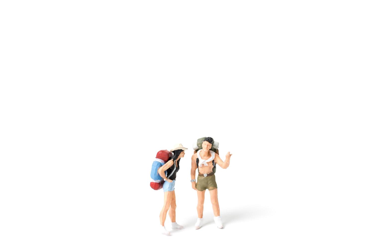 miniatuur backpacker toerist geïsoleerd op een witte achtergrond foto