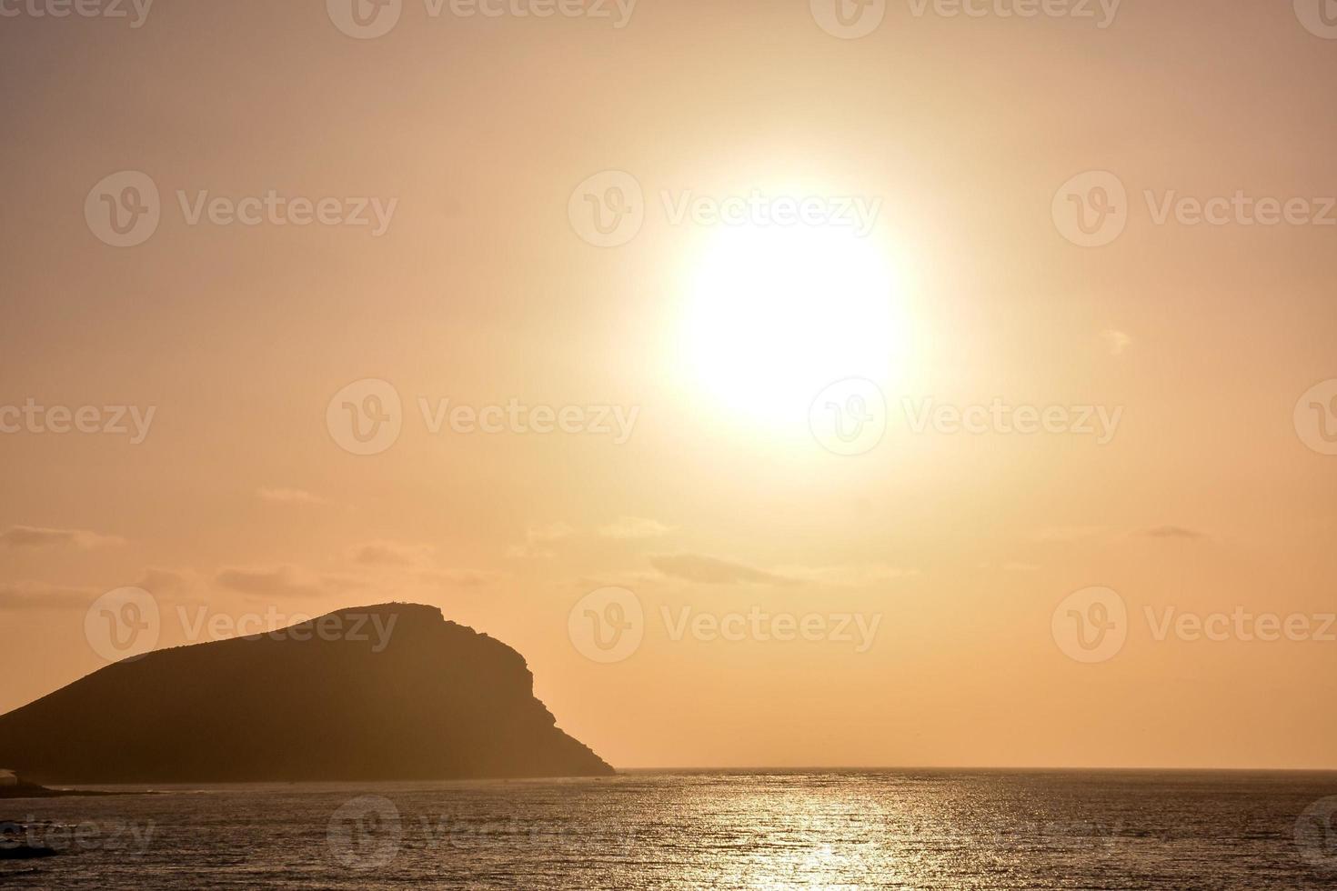 zonsondergang over de zee foto