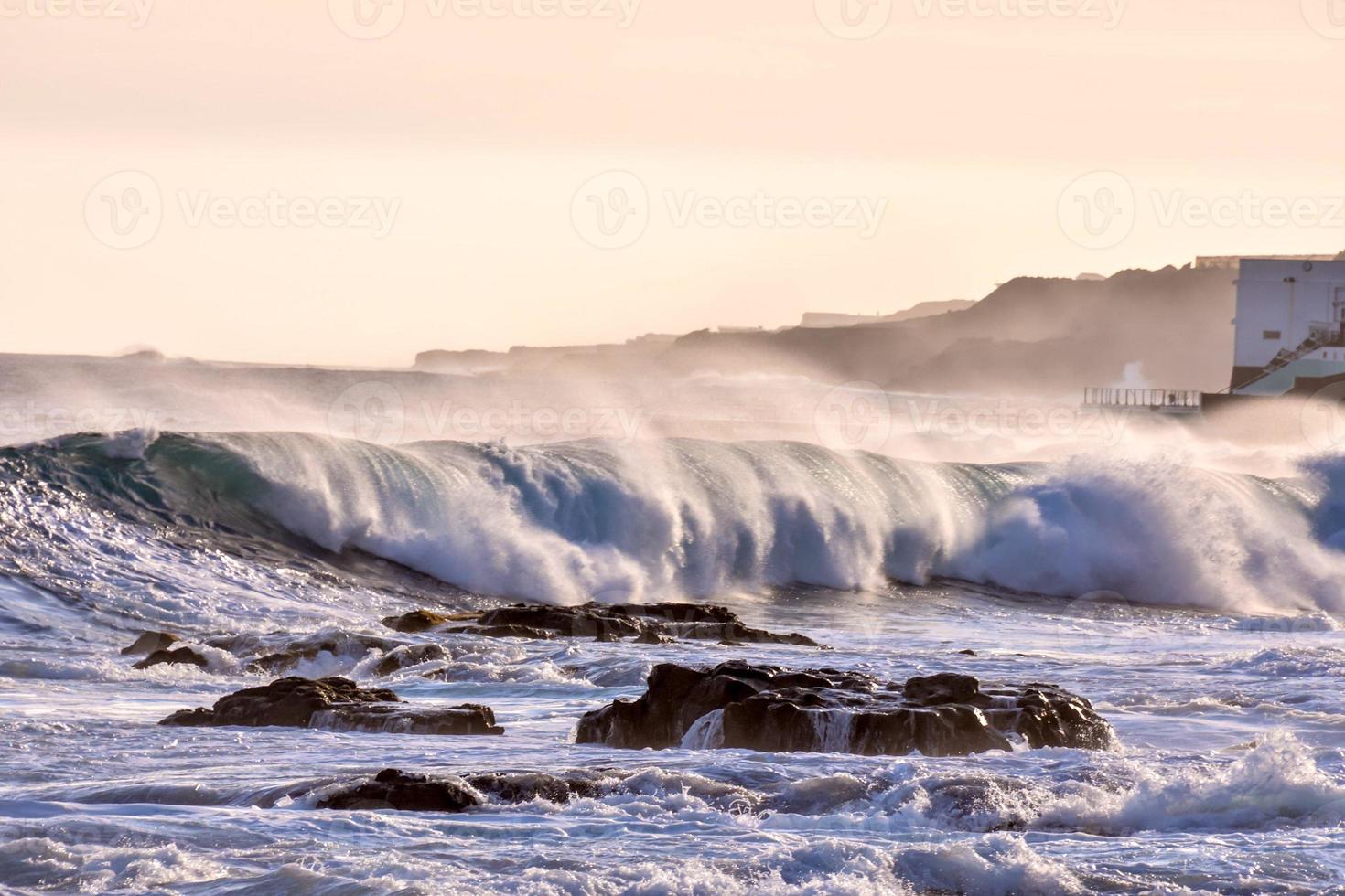 reusachtig zee golven foto