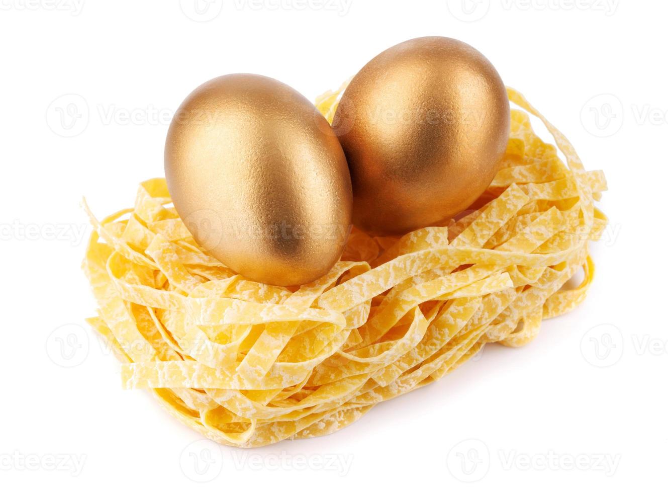 pasta nest met gouden eieren geïsoleerd Aan wit achtergrond. foto