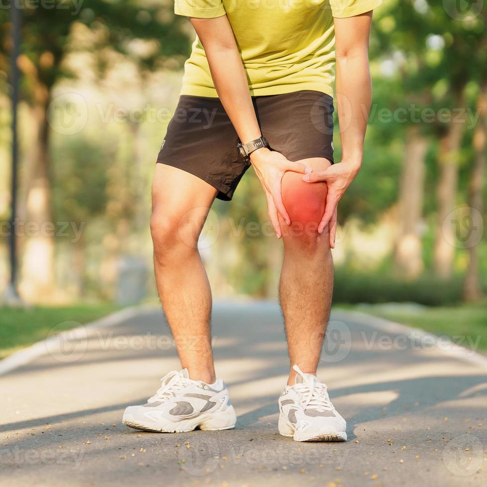 jong volwassen mannetje met spier pijn gedurende rennen. loper hebben knie pijn ten gevolge naar hardlopers knie of patellofemoraal pijn syndroom, artrose en knieschijf tendinitis. sport- verwondingen en medisch concept foto