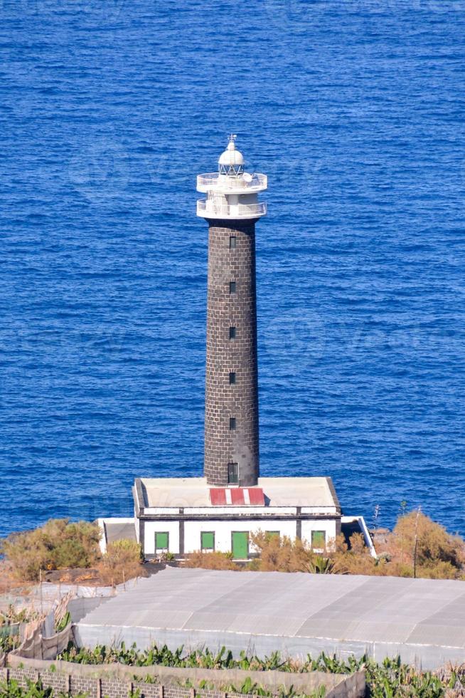 vuurtoren door de zee foto