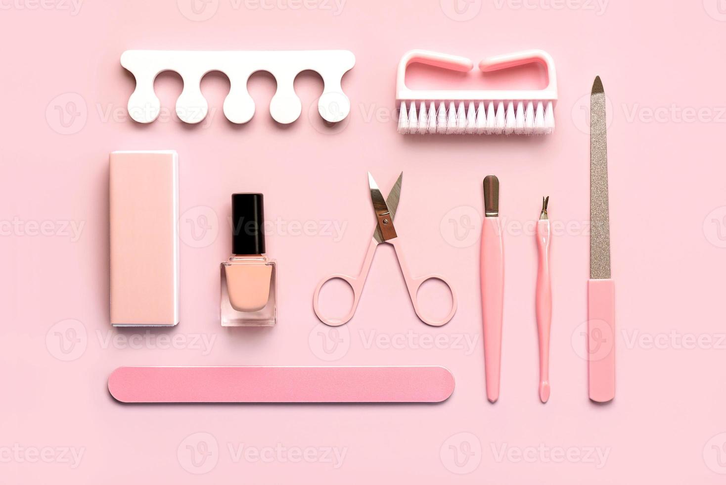 samenstelling met schoonheidsmiddelen en accessoires voor manicure of pedicure. manicure en pedicure concept foto
