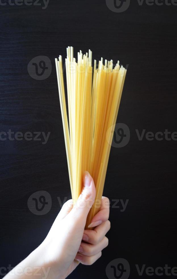 spaghetti in hand, een boeket van spaghetti, een grappig geschenk, een boeket voor een huisvrouw, een boeket voor een koken foto