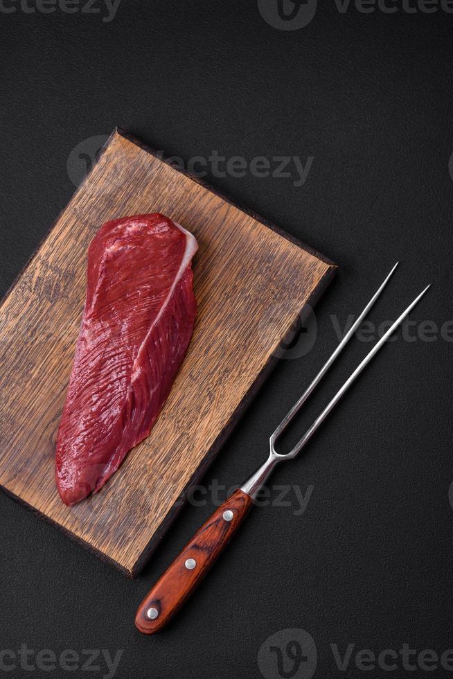 mooi vers stuk van rauw rundvlees Aan een houten snijdend bord foto