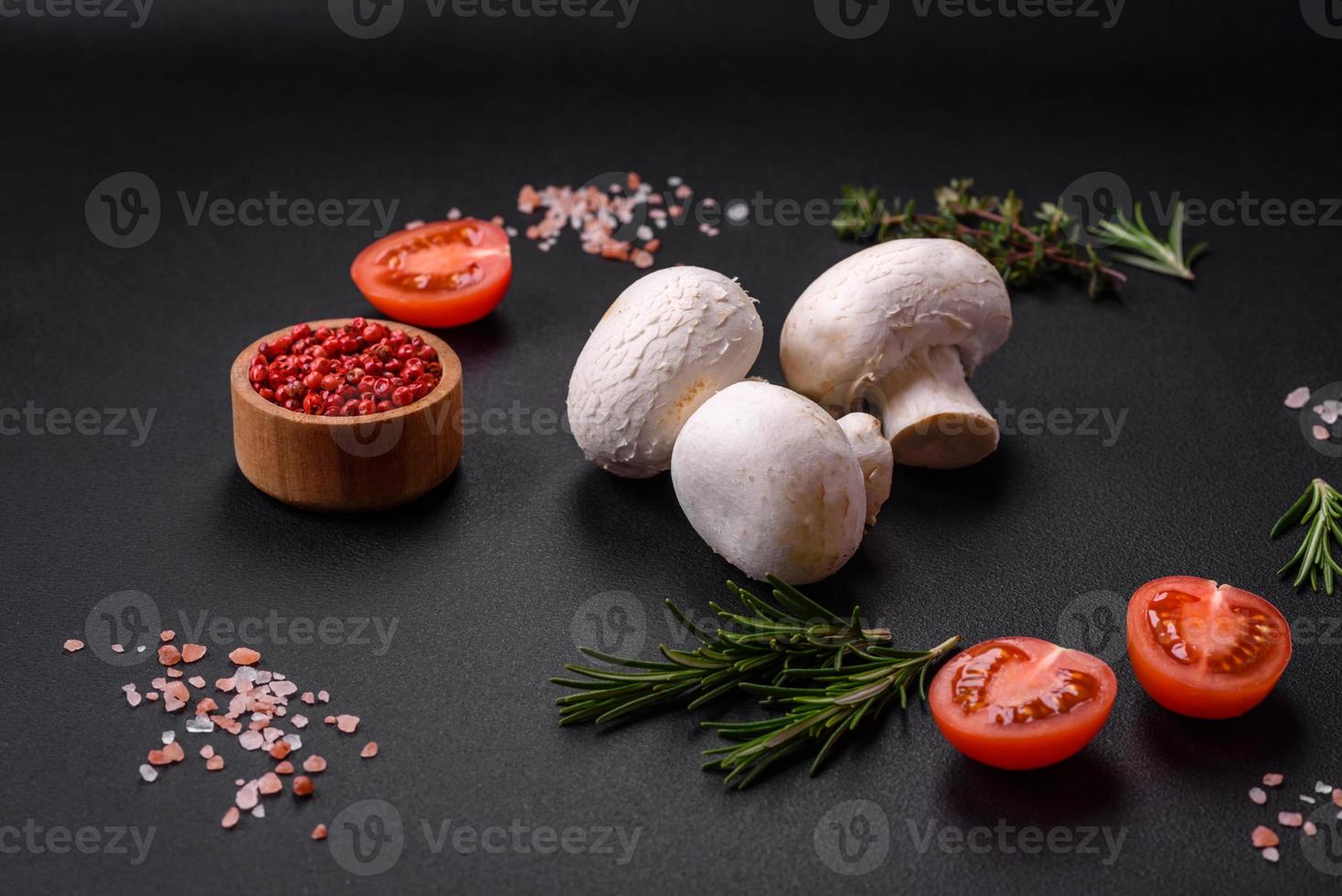 vers rauw champignon champignons Aan een houten snijdend bord met specerijen foto