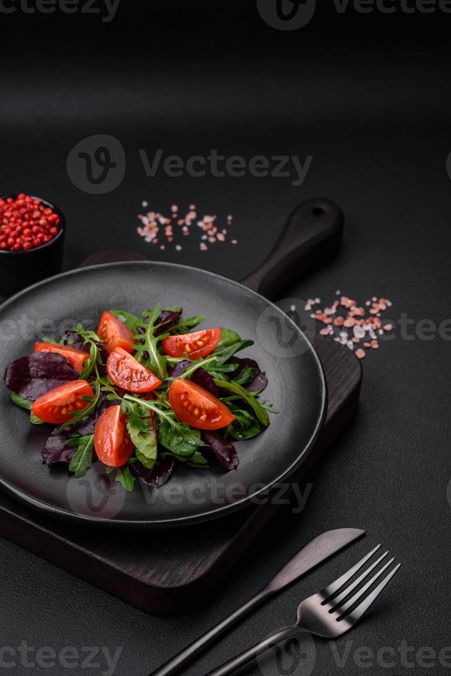 salade van vers kers tomaten, rucola, spinazie en jong biet bladeren foto