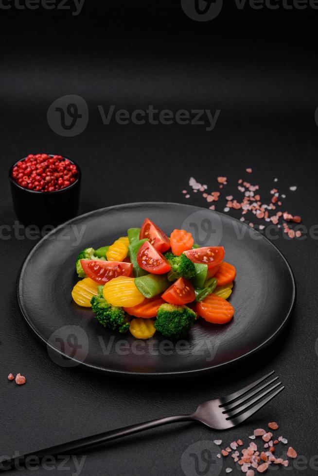 salade van vers en gestoomd groenten kers tomaten, broccoli en wortels foto