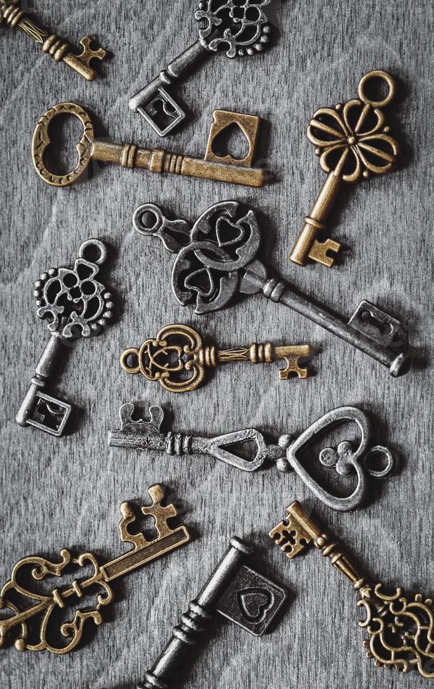 retro sleutels verzameling Aan oud houten achtergrond foto