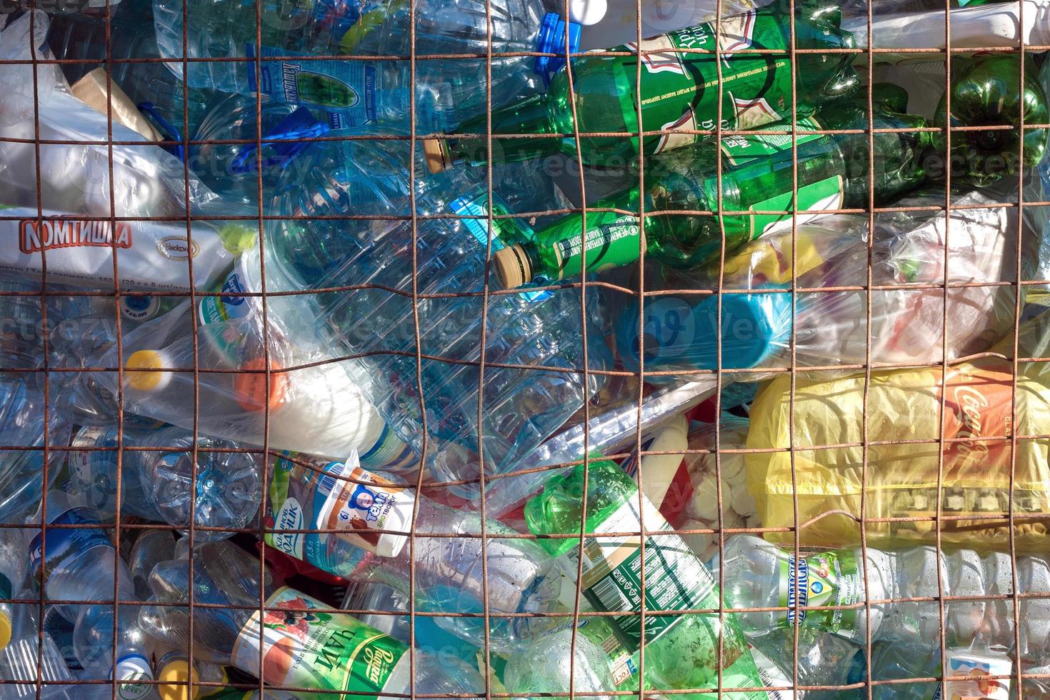 vol houder van plastic huishouden verspilling voor recycling foto
