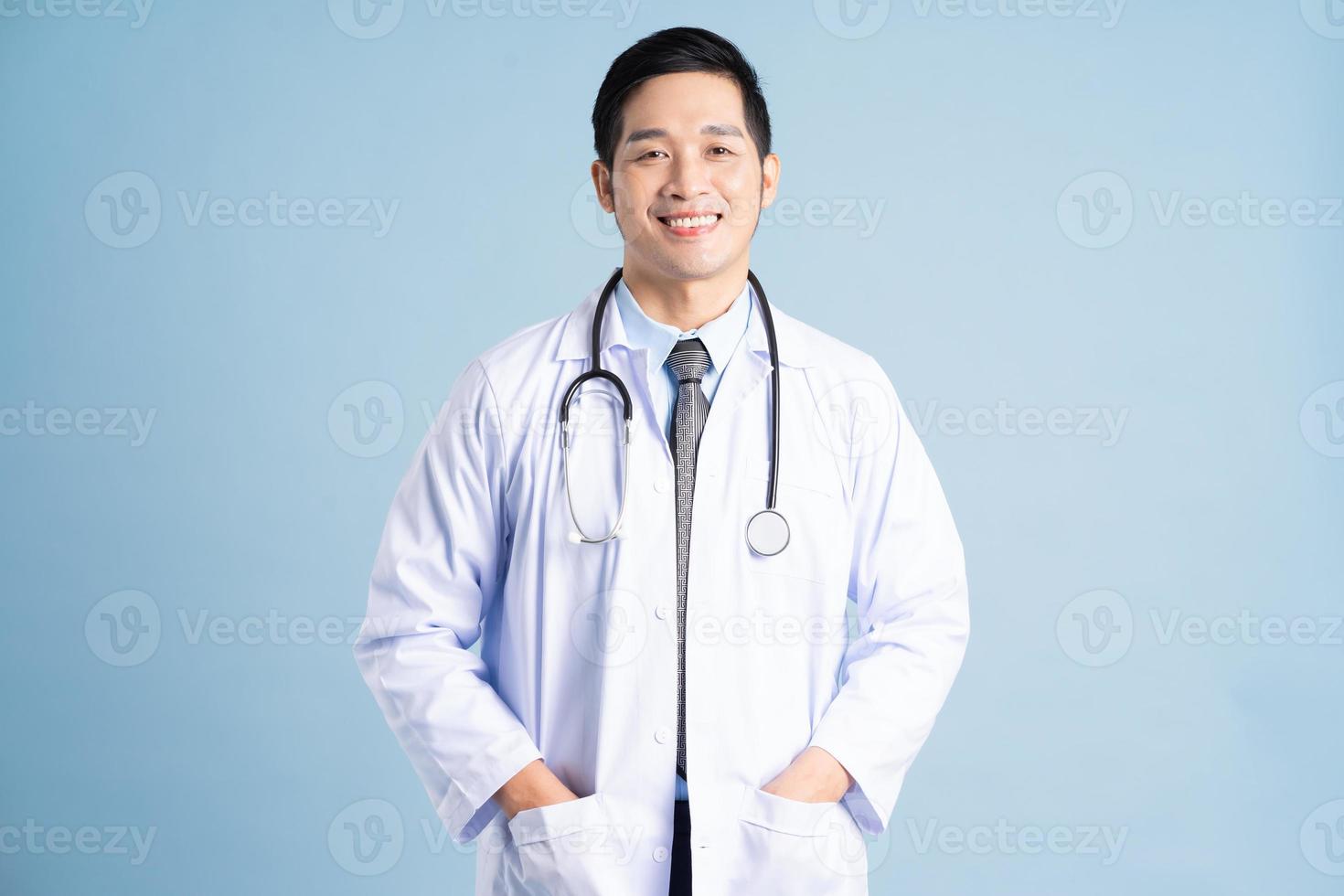 Aziatisch mannetje dokter portret Aan blauw achtergrond foto