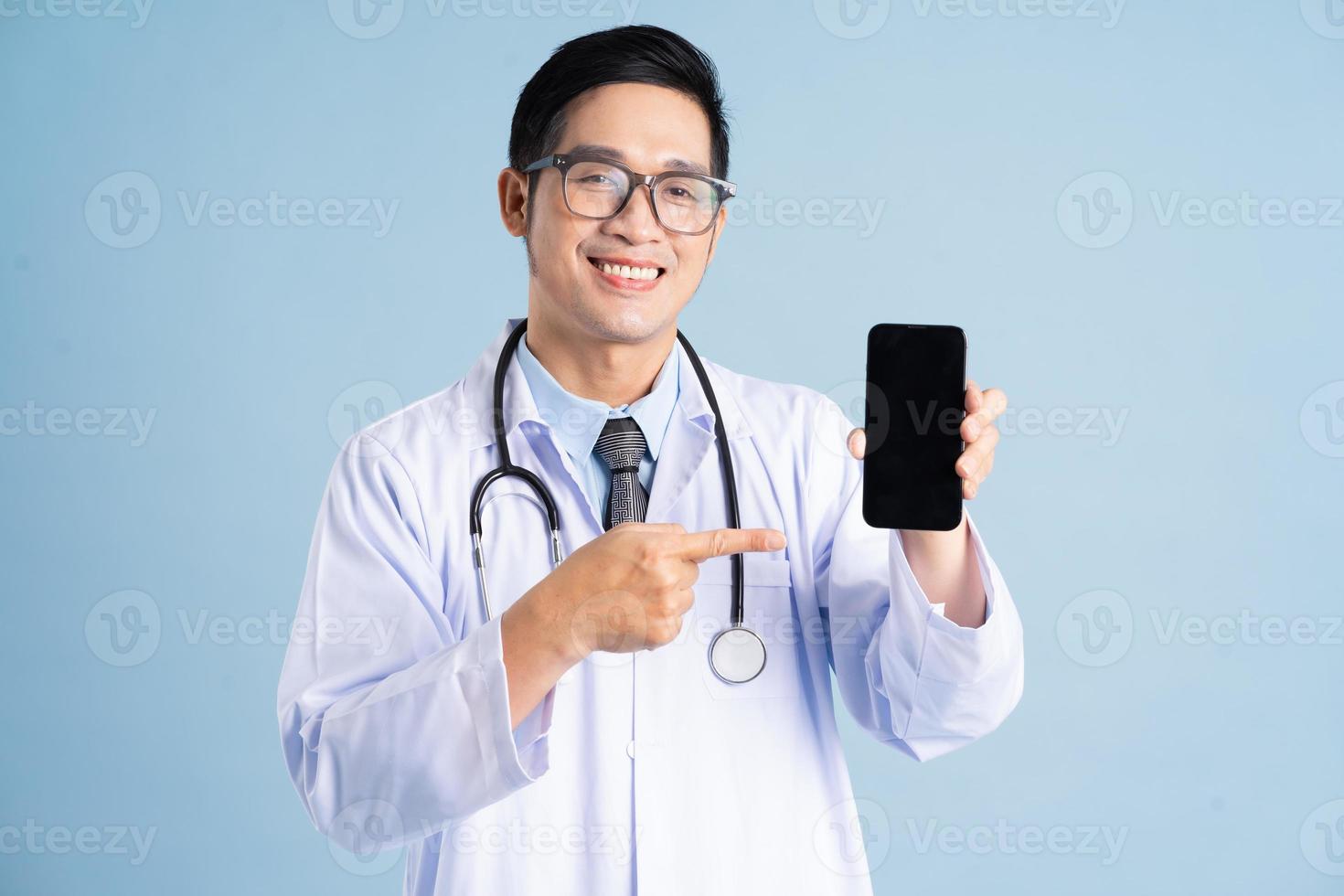 Aziatisch mannetje dokter portret Aan blauw achtergrond foto