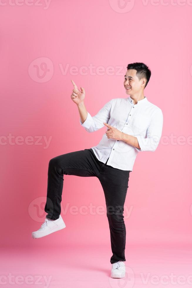 Aziatisch Mens vol lichaam afbeelding, geïsoleerd Aan roze achtergrond foto
