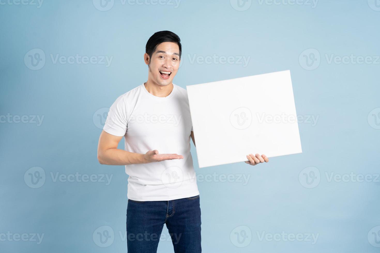 portret van Aziatisch Mens poseren Aan blauw achtergrond foto