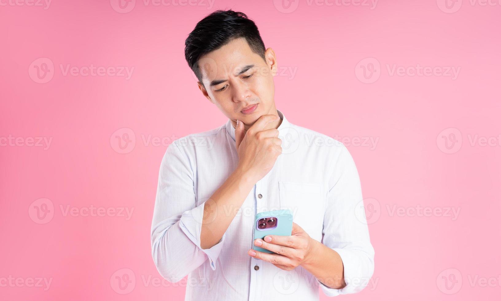 portret van Aziatisch Mens poseren Aan roze achtergrond foto