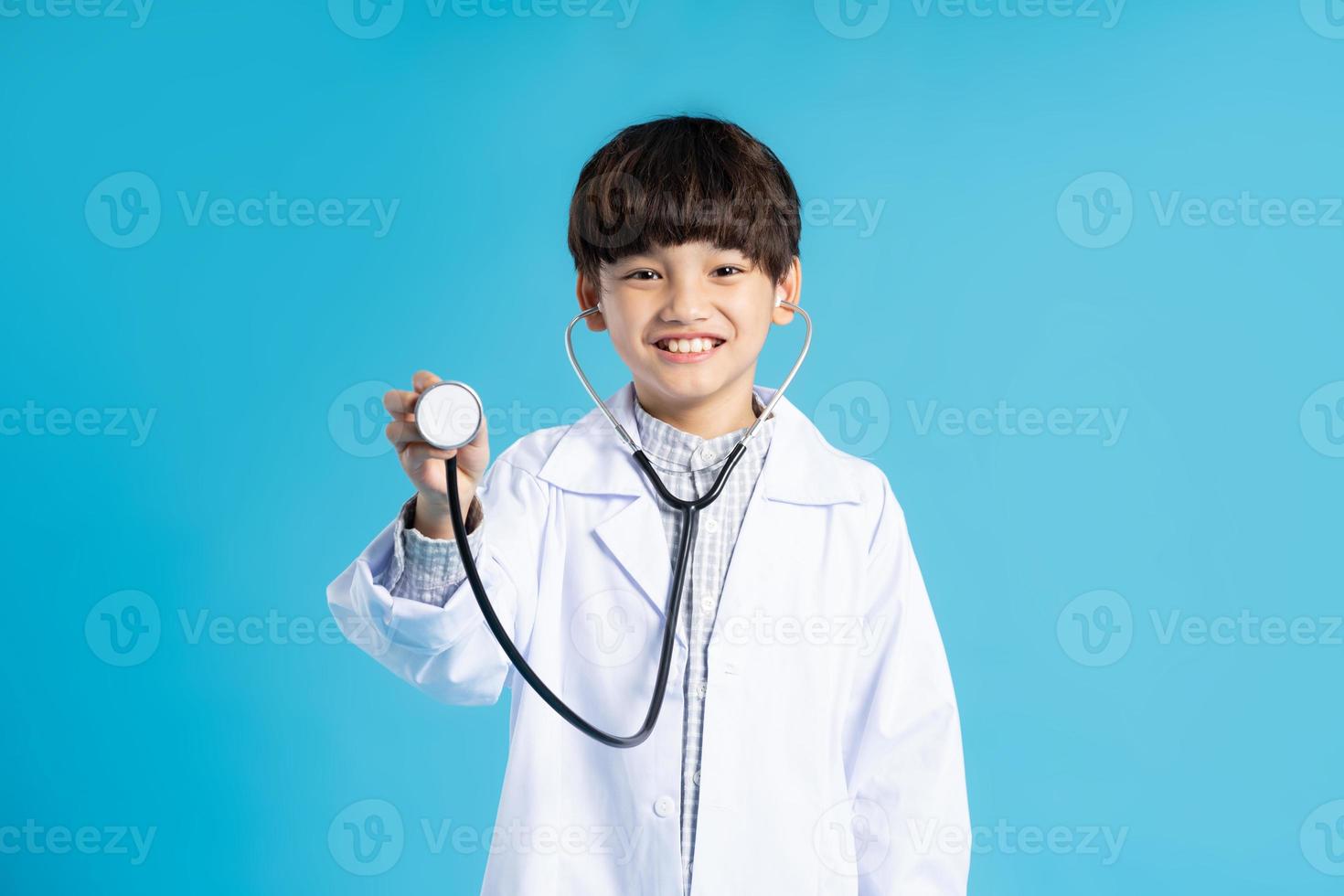 Aziatisch jongen portret poseren Aan blauw achtergrond foto