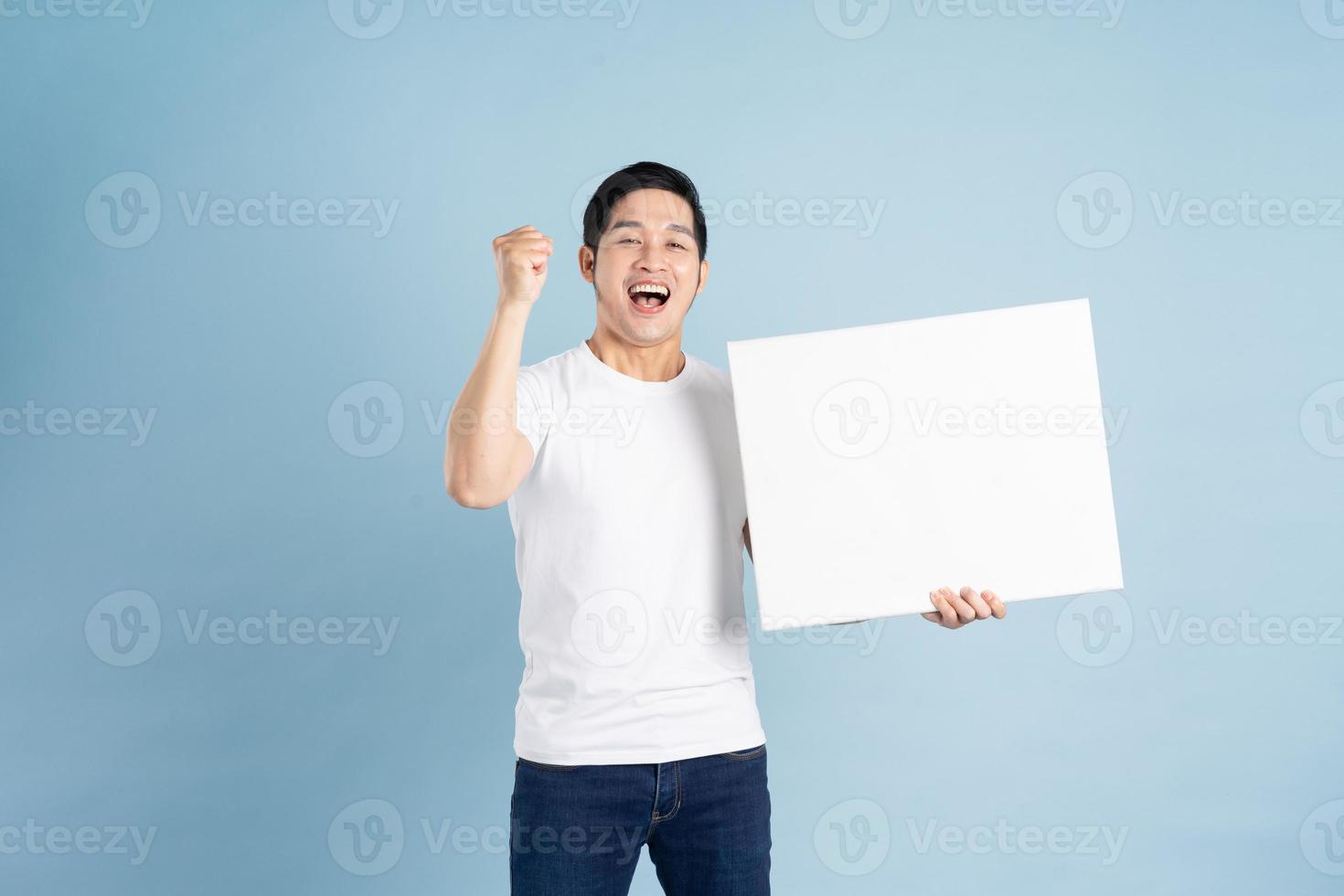 portret van Aziatisch Mens poseren Aan blauw achtergrond foto