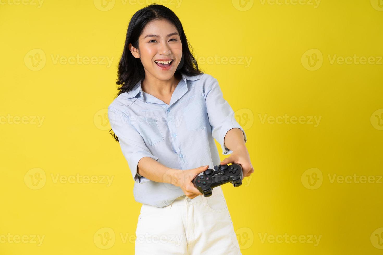 Aziatisch vrouw Aan geel achtergrond foto