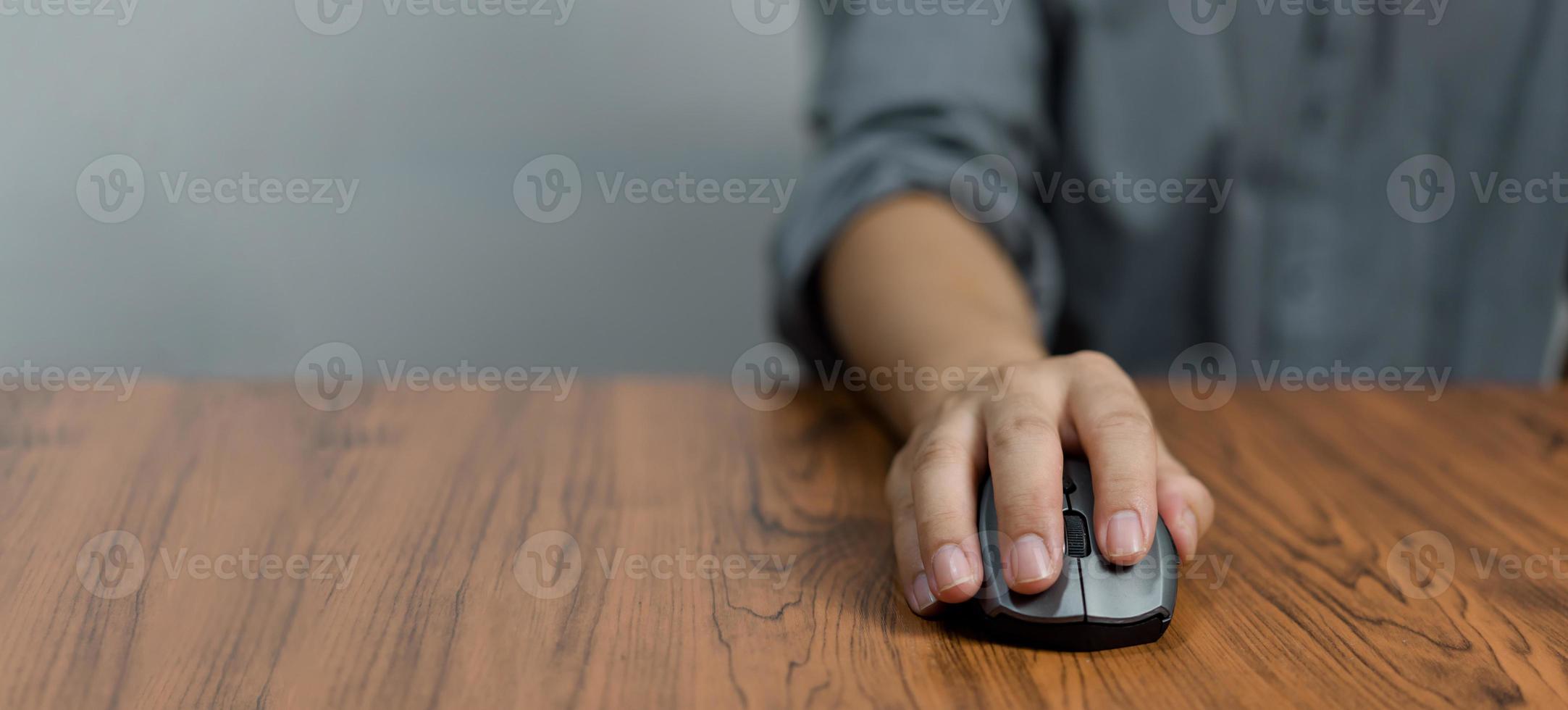 mannetje hand- Holding computer muis met kopiëren ruimte foto