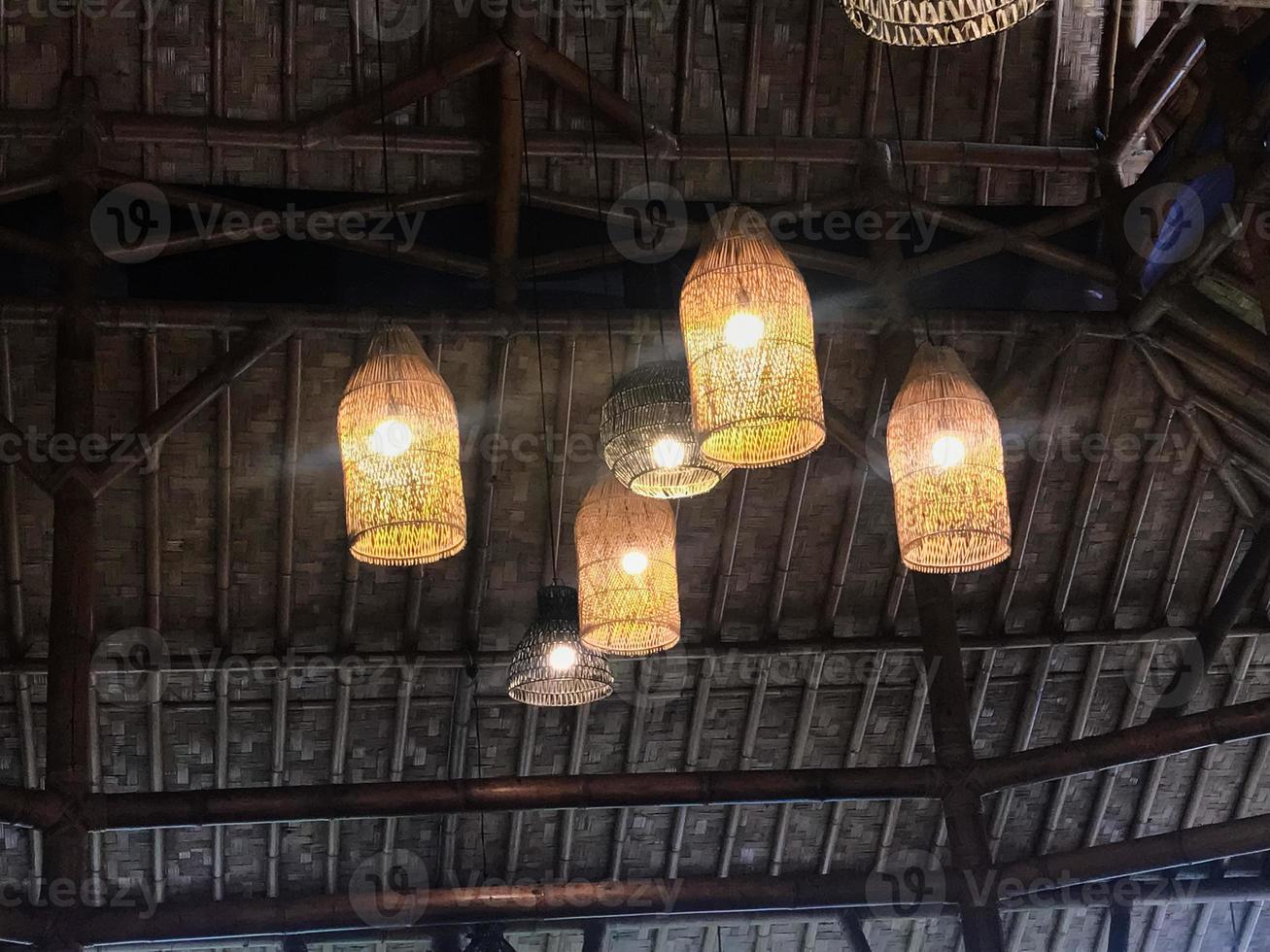 decoreren lantaarn lampen. decoreren hangende lantaarn lampen in houten van bamboe.lampen , lampen met bamboe, handgemaakt in Indonesië. Islamitisch achtergrond foto
