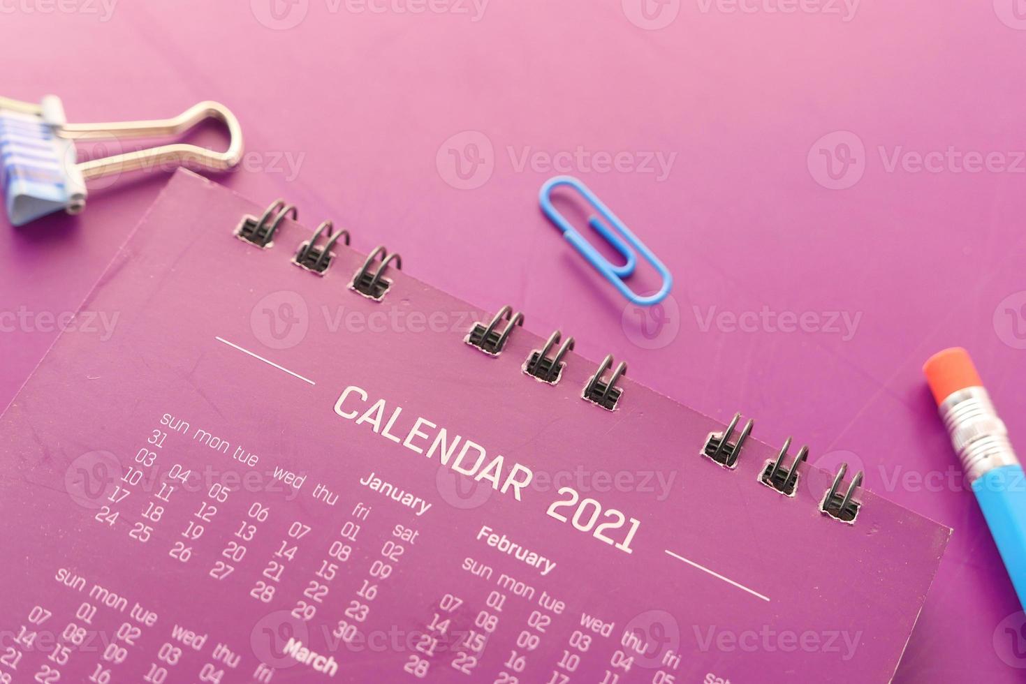 2021 kalender op roze achtergrond foto