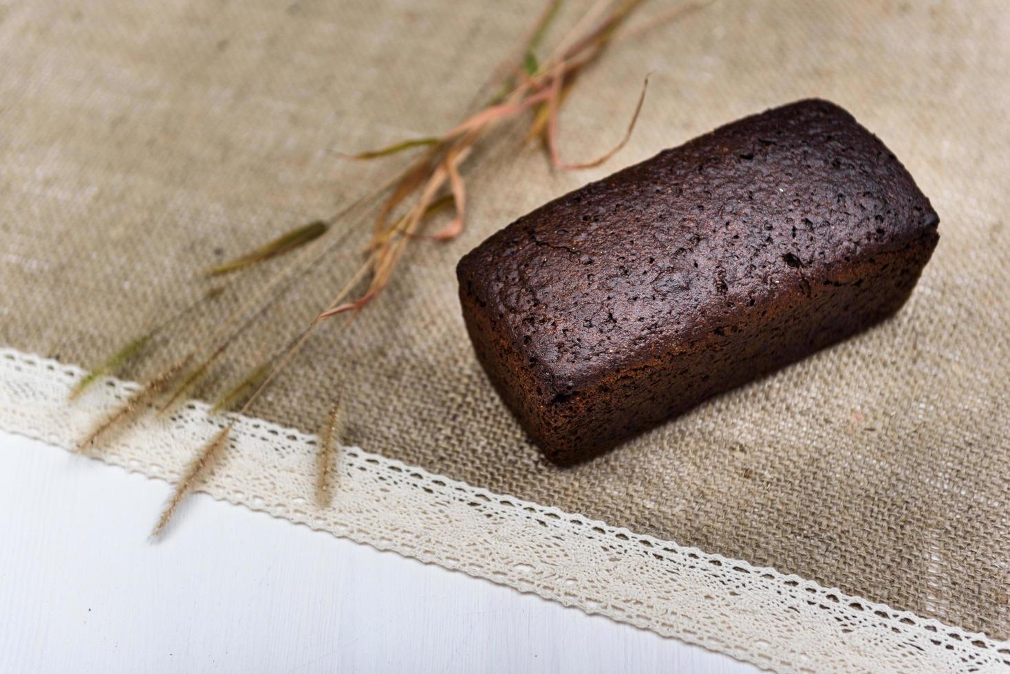 zwart volkoren brood gesneden op tafel foto