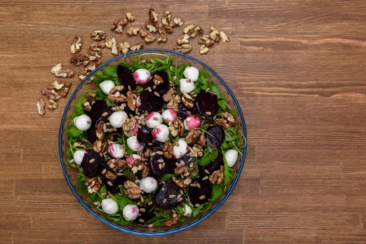 rucola salade op de houten tafel foto