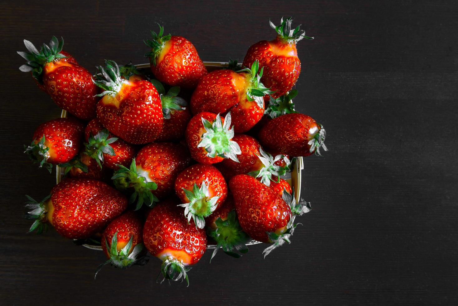 aardbeien op een houten tafel foto