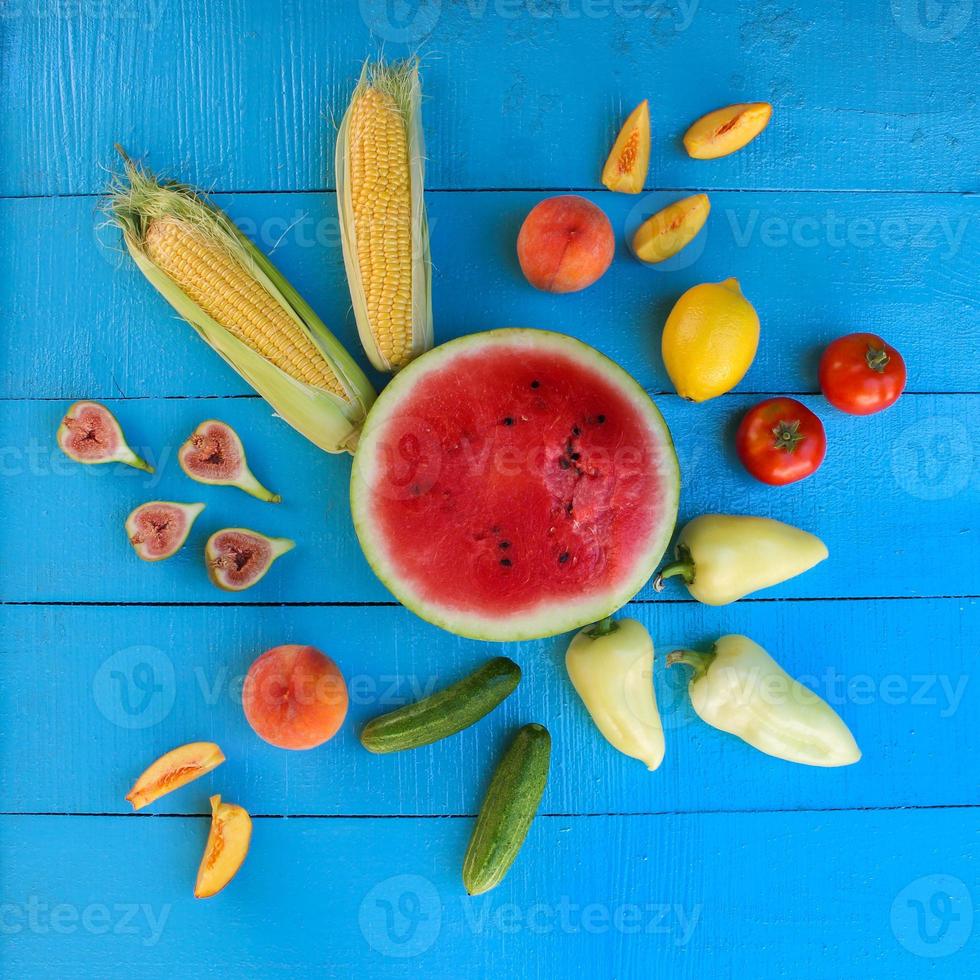 fruit en groenten Aan blauw houten achtergrond. top visie, vlak leggen. foto