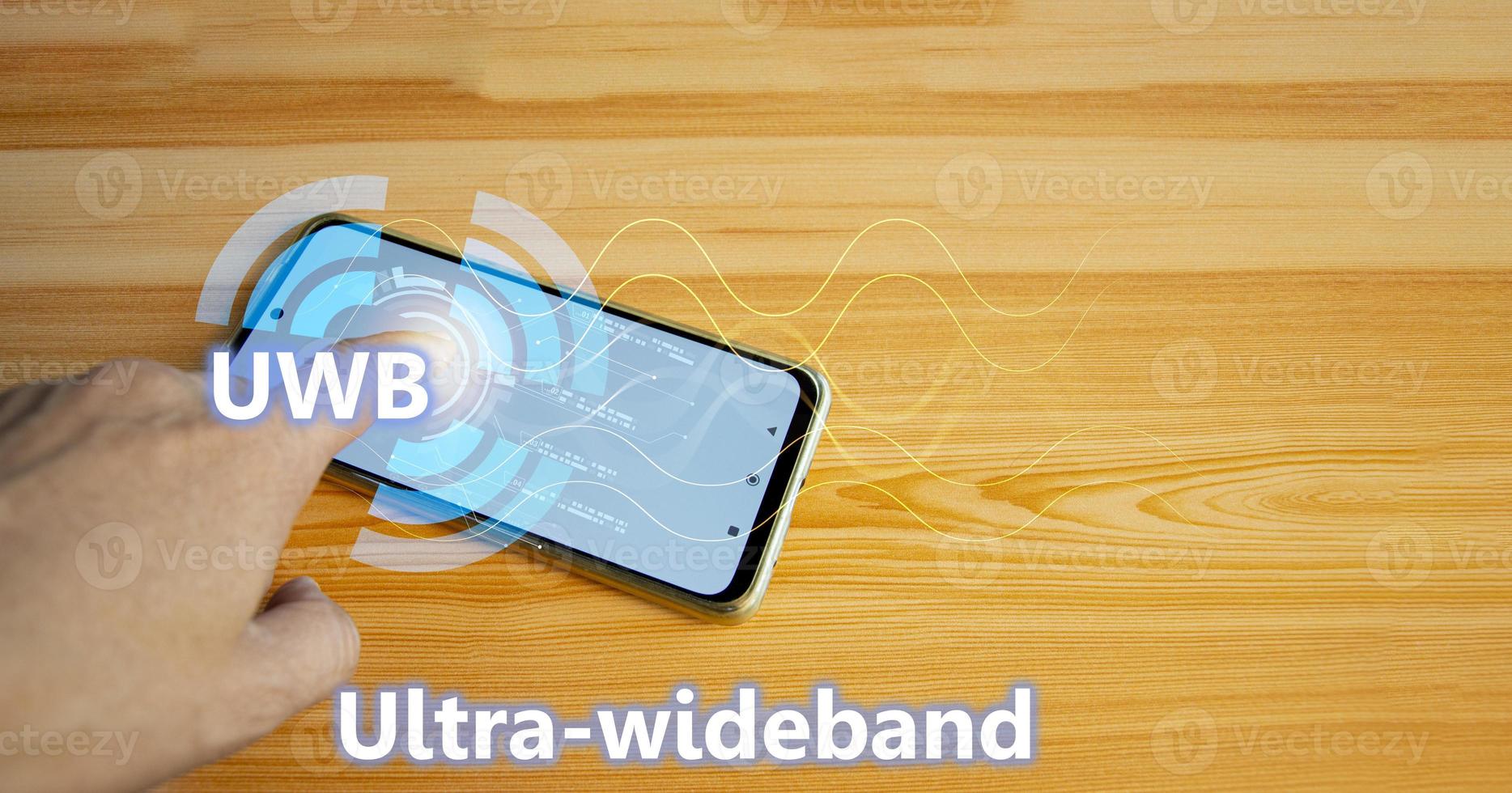 ultrabreedband uwb is een korte afstand radio communicatie technologie Aan bandbreedtes van 500 mhz of groter en Bij heel hoog frequenties. algemeen, het werken op dezelfde manier naar Bluetooth en Wifi foto