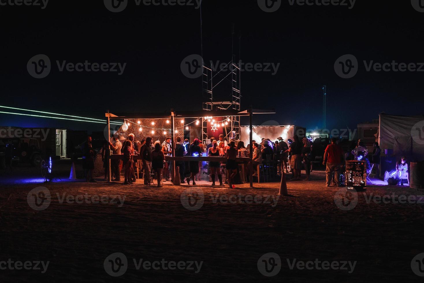 mensen wandelen naar zonsondergang Bij een festival in de woestijn Bij de brandend Mens festival. foto