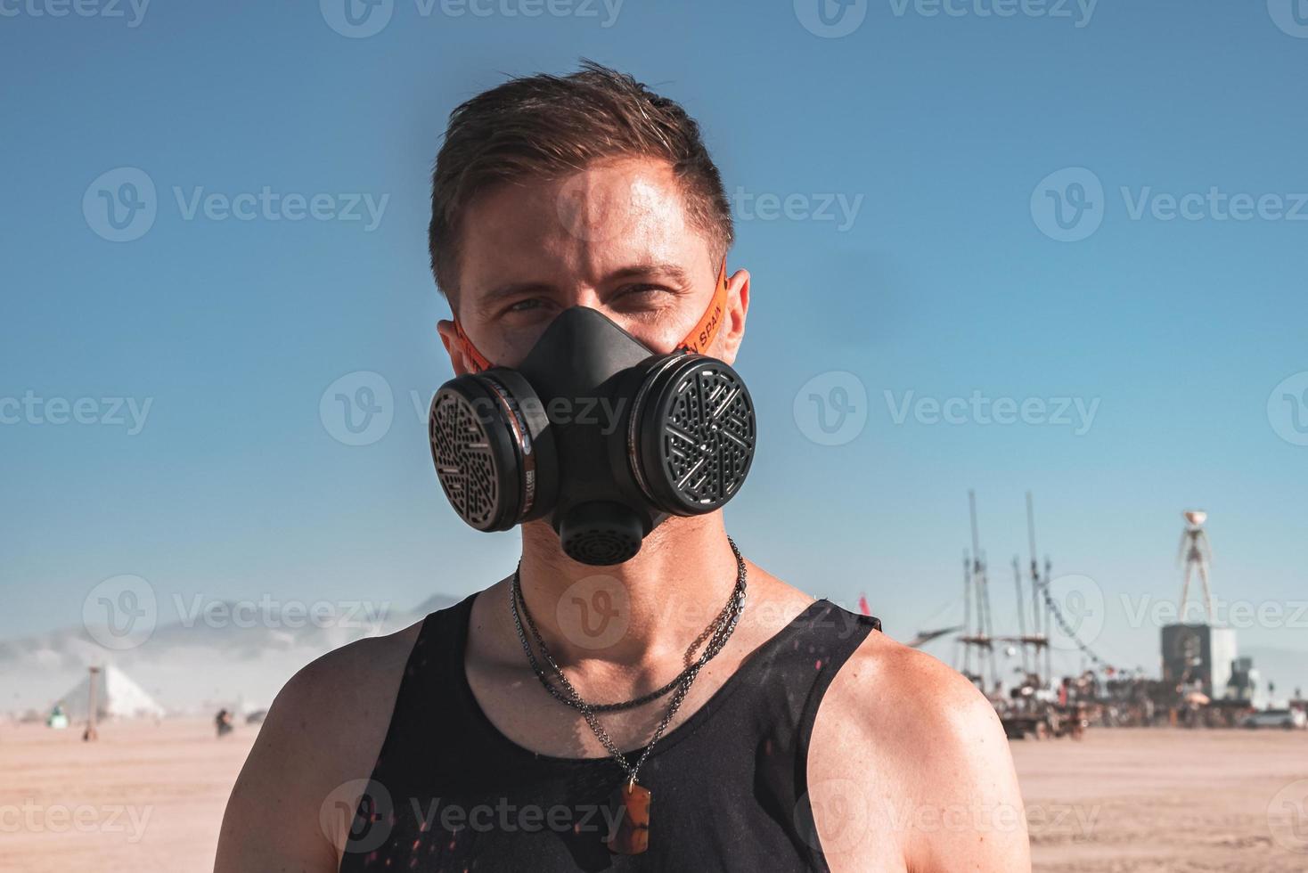 mensen wandelen naar zonsondergang Bij een festival in de woestijn Bij de brandend Mens festival. foto