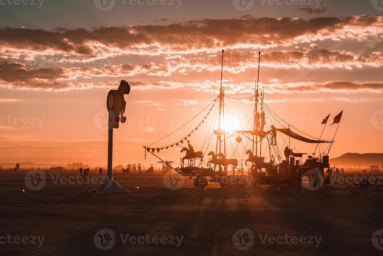 mensen wandelen naar zonsondergang Bij een festival in de woestijn Bij de brandend Mens festival. foto