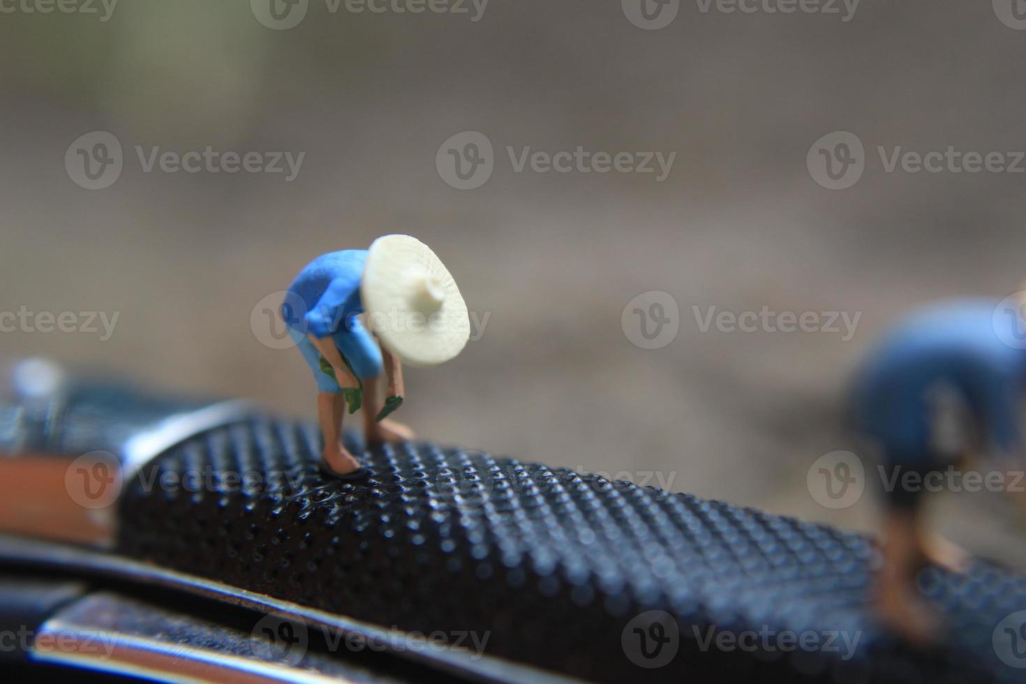 miniatuur figuren van boeren Bij werk Aan een switchblade kam. concept van landbouw foto. foto