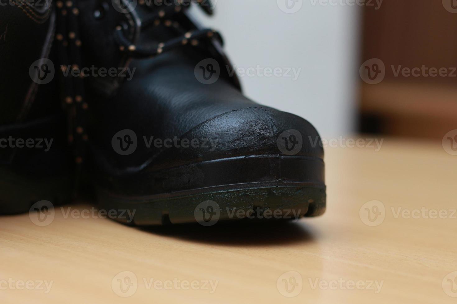 gedetailleerd foto van een paar- van veiligheid schoenen voor werk. werk beschermend uitrusting concept foto.