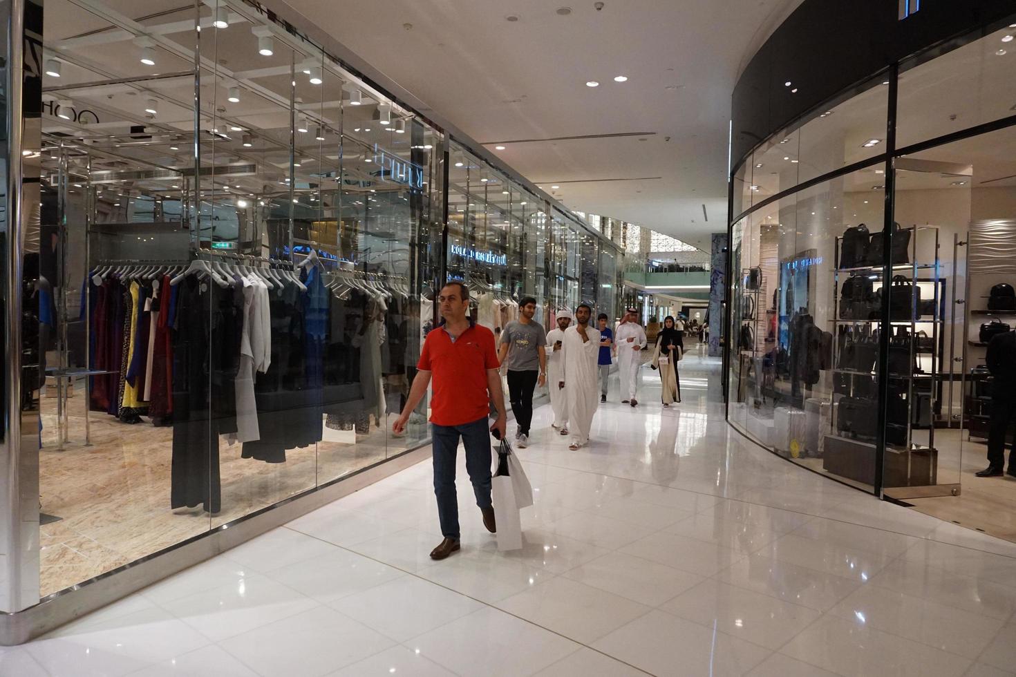 dubai, uae - augustus, 14 2017 - mensen buying Bij Dubai winkelcentrum foto